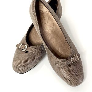 Clarks Artisan Caswell 9.5 Tan Gold Comfort Flat Snakeskin Look